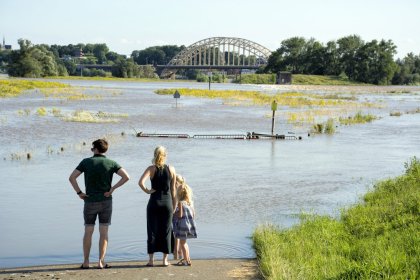 Hoog water in de zomer bij Nijmegen