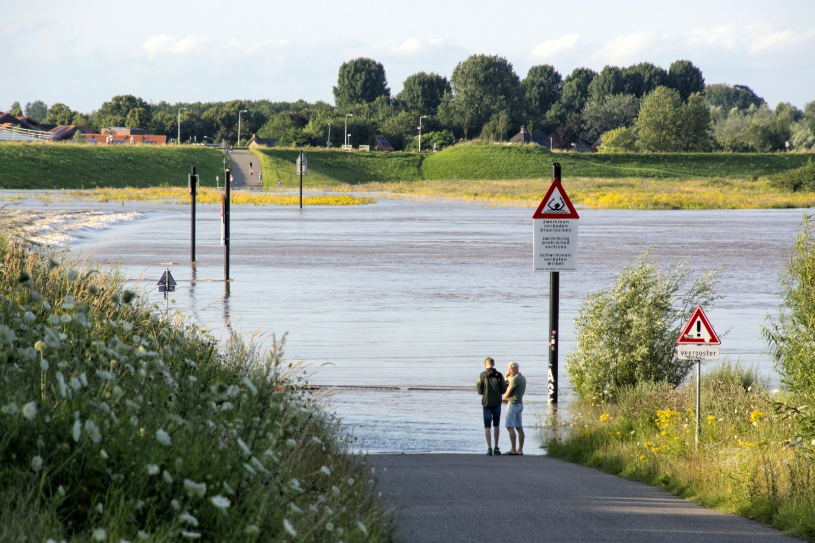 Hoog water in de zomer bij Nijmegen