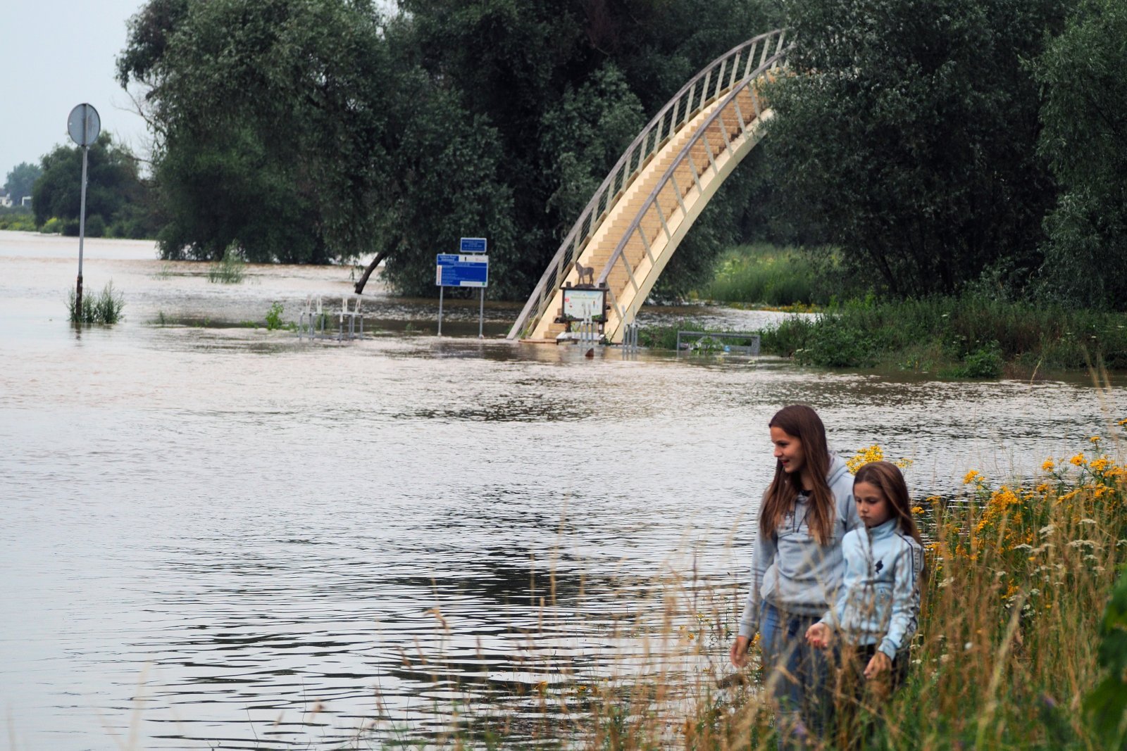 Hoog water in de zomer bij Nijmegen