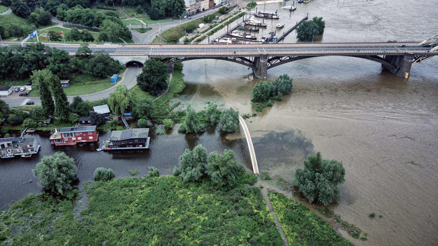 Hoog water in de zomer bij Nijmegen