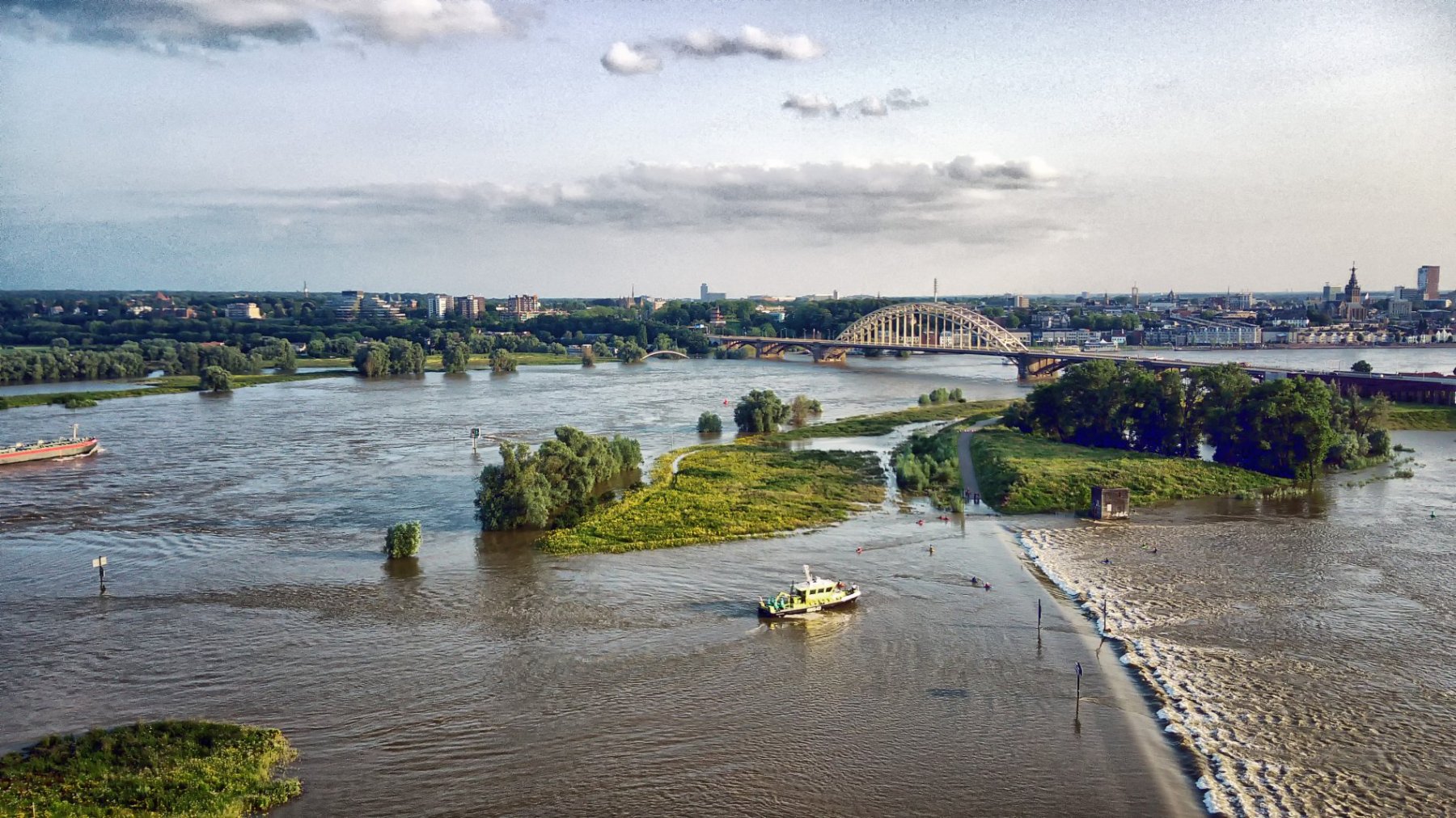 Hoog water in de zomer bij Nijmegen