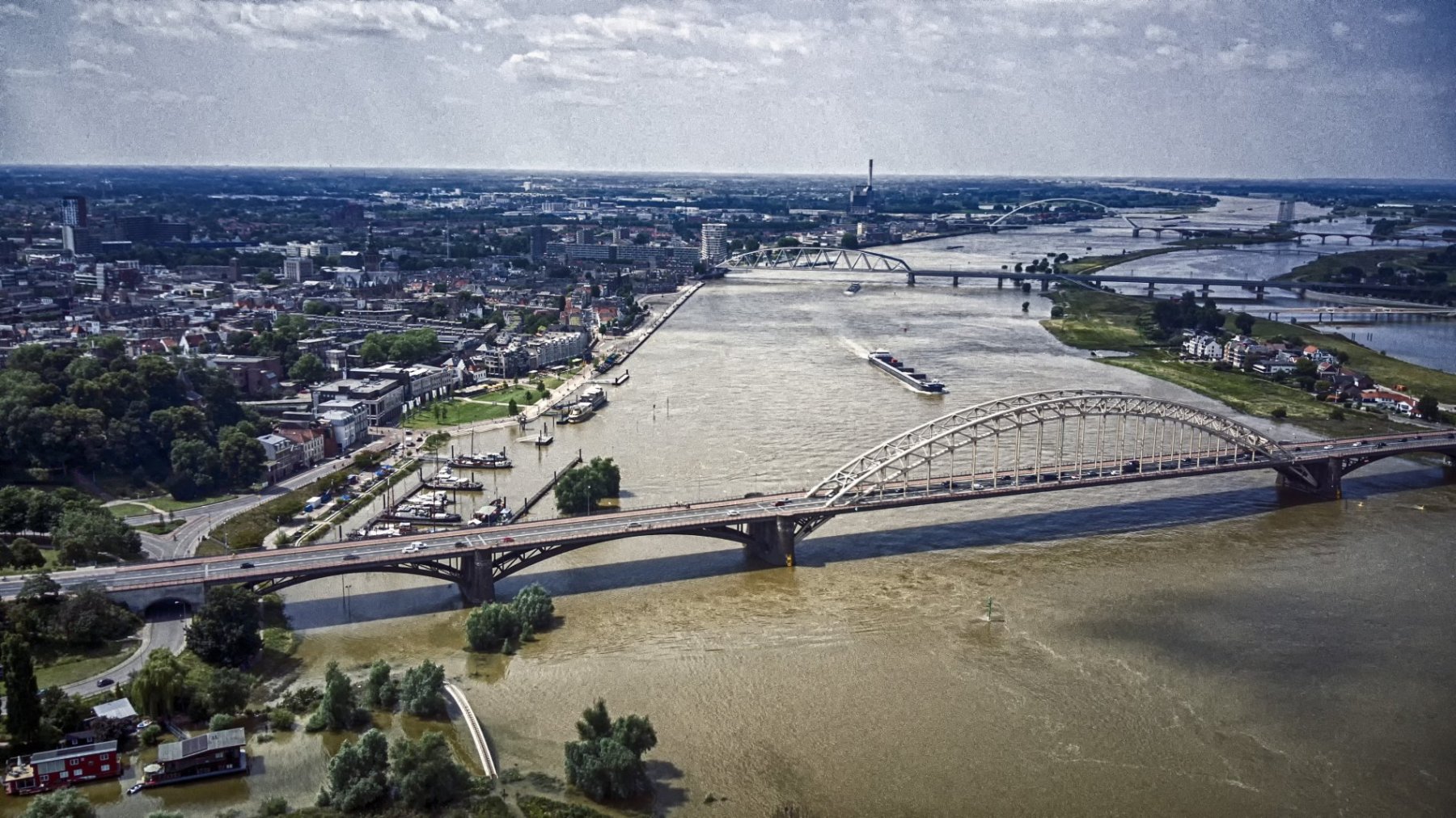 Hoog water in de zomer bij Nijmegen