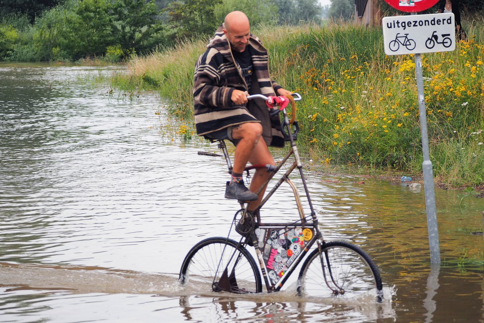 Hoog water in de zomer bij Nijmegen