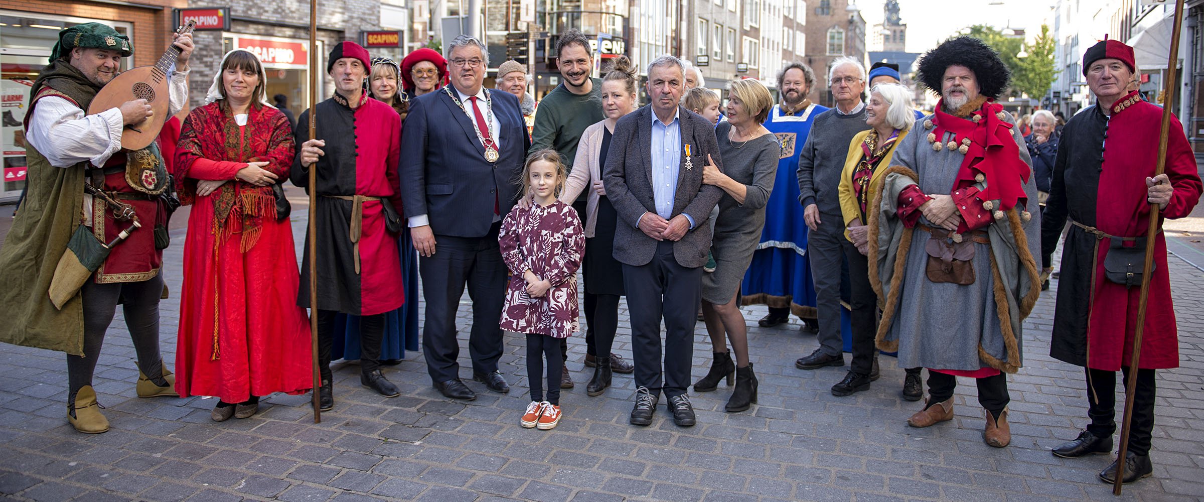 Bruls reikt onderscheiding Ridder in de Orde van Oranje-Nassau aan Clemens Verhoeven
