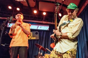Ingebrigt Håker Flaten tijdens Festival Jazz International Nijmegen 2023