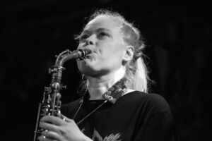 Ingebrigt Håker Flaten tijdens Festival Jazz International Nijmegen 2023