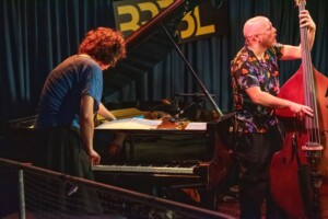 Ingebrigt Håker Flaten tijdens Festival Jazz International Nijmegen 2023