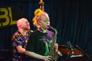 Ingebrigt Håker Flaten tijdens Festival Jazz International Nijmegen 2023