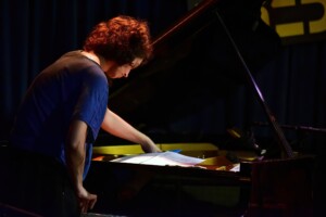 Ingebrigt Håker Flaten tijdens Festival Jazz International Nijmegen 2023