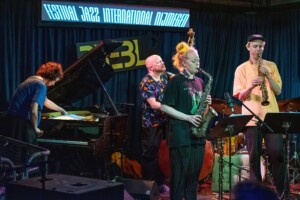 Ingebrigt Håker Flaten tijdens Festival Jazz International Nijmegen 2023