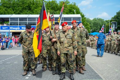 Vlaggenparade 4Daagse zondag