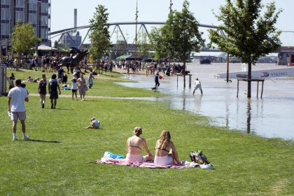 Hoog water in de zomer bij Nijmegen