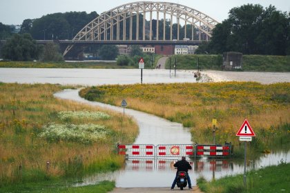 Hoog water in de zomer bij Nijmegen