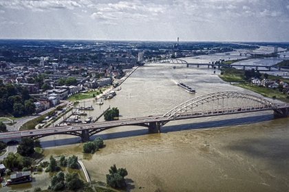 Hoog water in de zomer bij Nijmegen