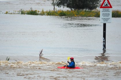 Hoog water in de zomer bij Nijmegen