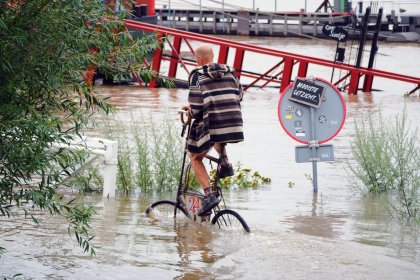 Hoog water in de zomer bij Nijmegen
