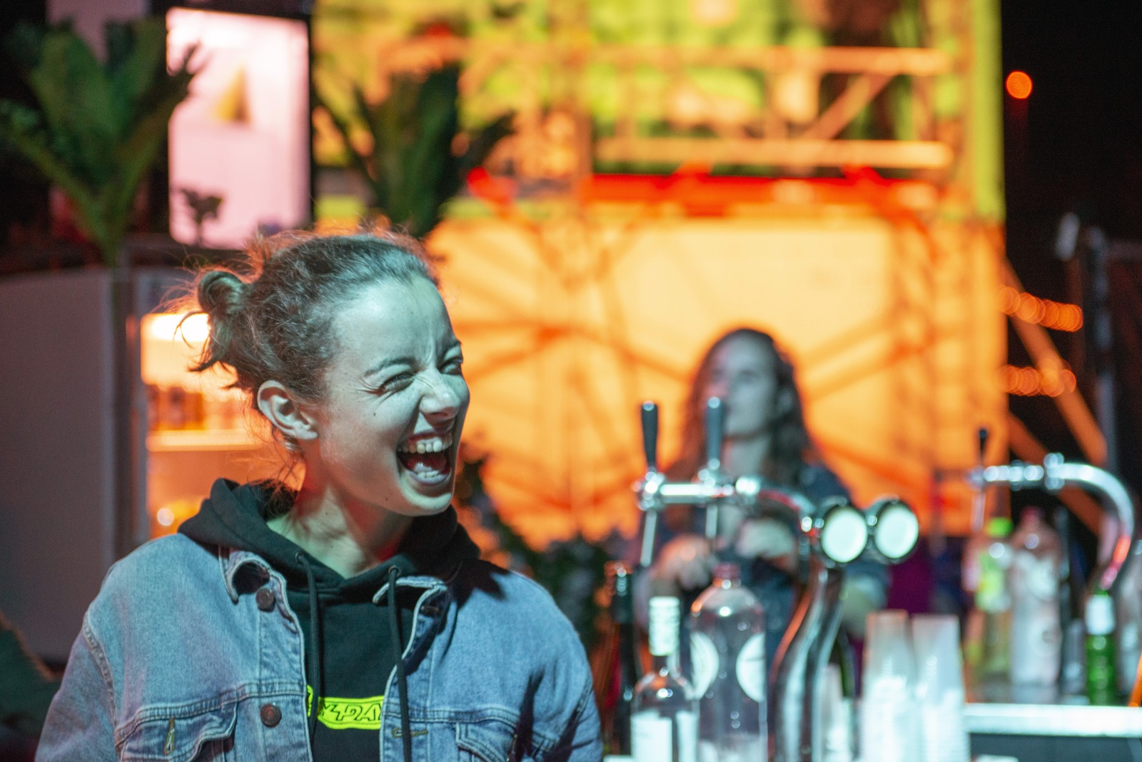 Joost van Bellen met Naaistreek op de Waalkade