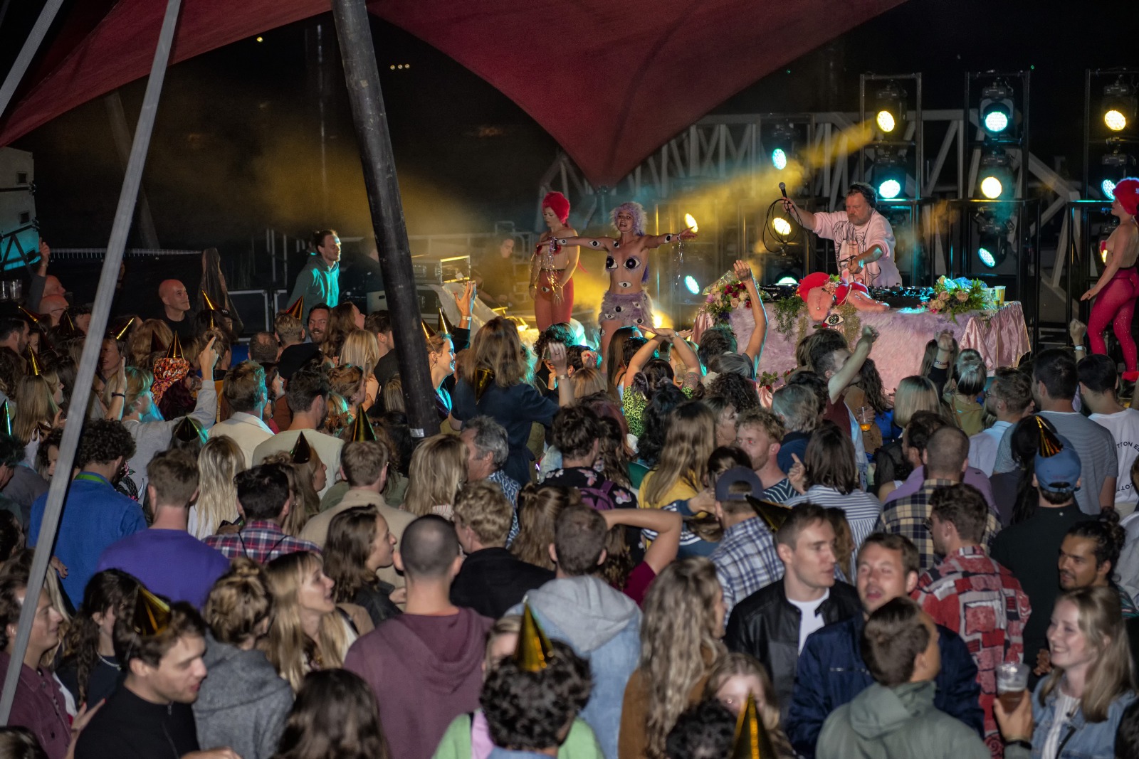 Joost van Bellen met Naaistreek op de Waalkade