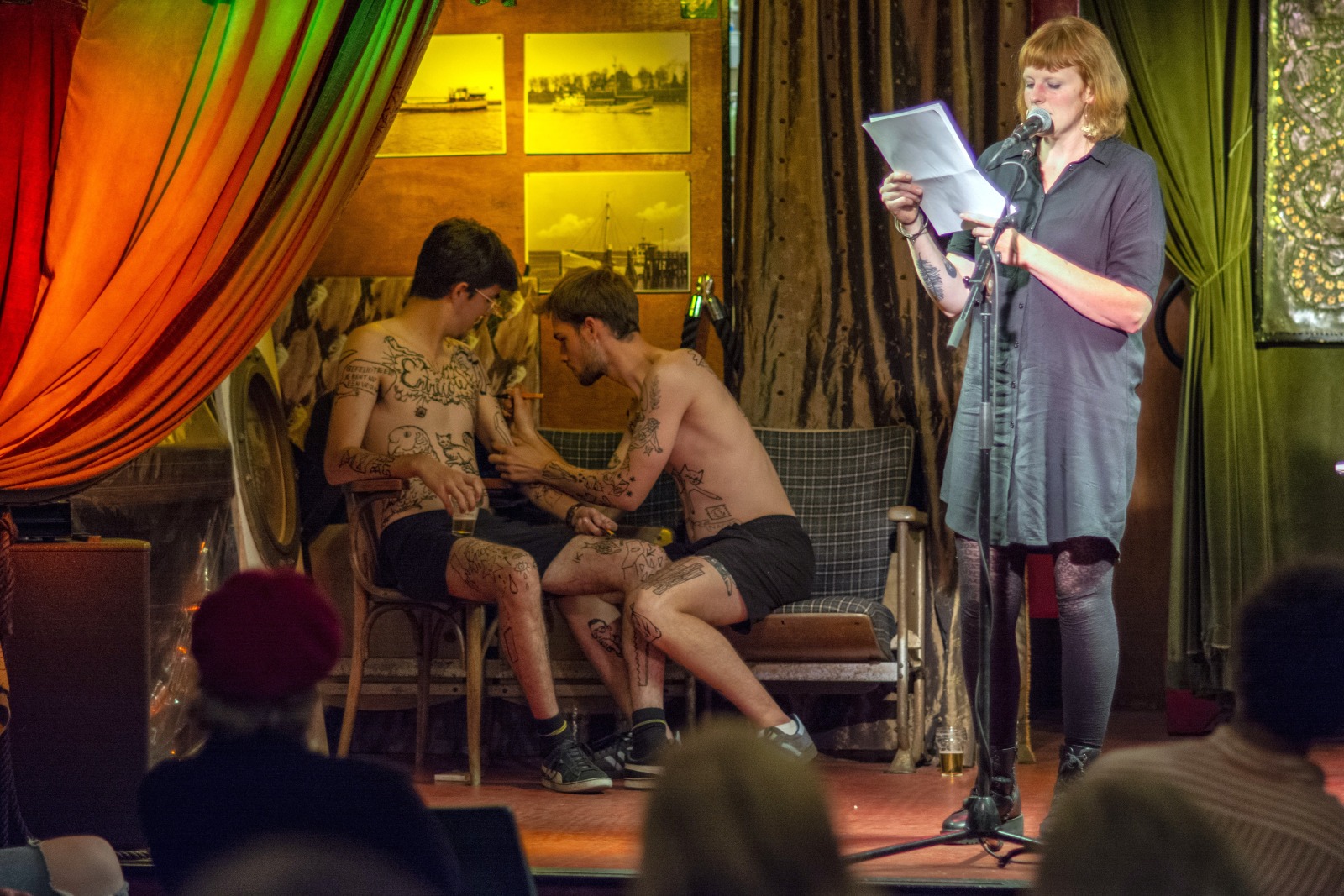 Op ruwe planken Kimme Tigra in de Zeester