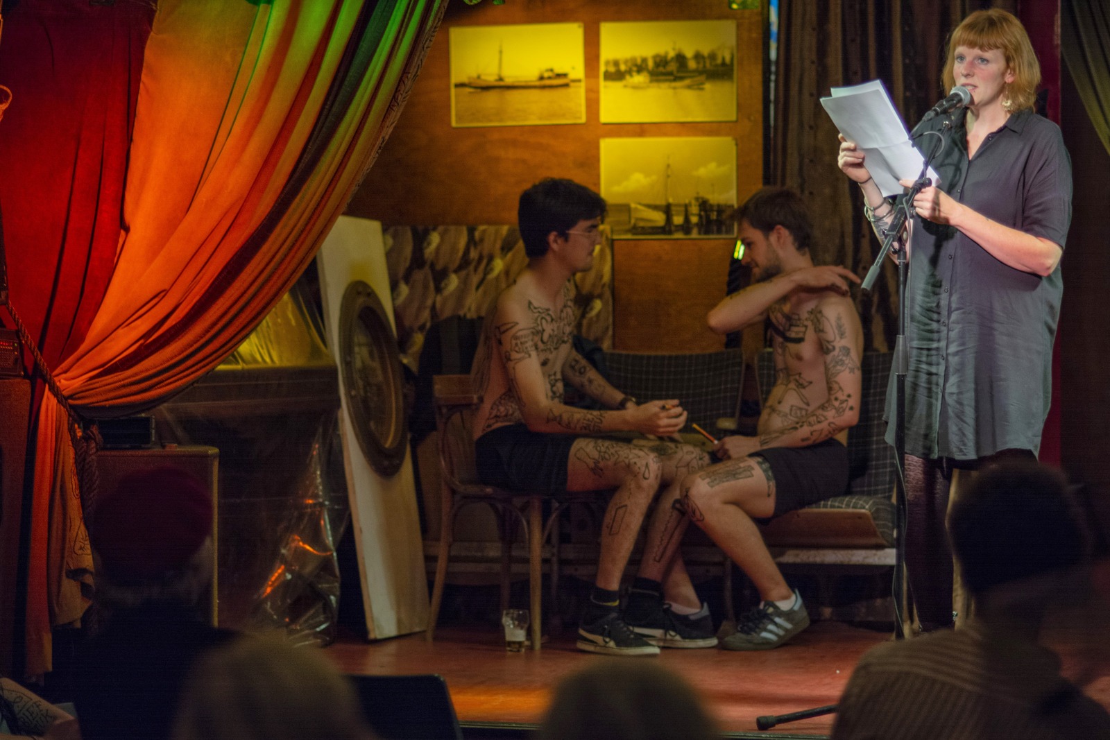 Op ruwe planken Kimme Tigra in de Zeester