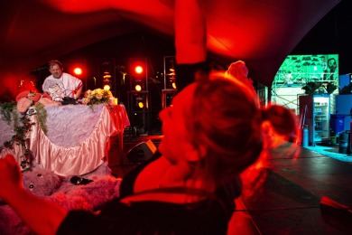 Joost van Bellen met Naaistreek op de Waalkade