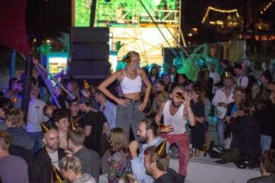 Joost van Bellen met Naaistreek op de Waalkade